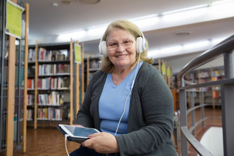 Poradnik korzystania z e-booków i audiobooków dla miłośników czytania 50+